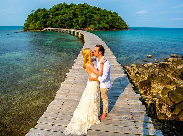 Kissing honeymooner on Song Saa pirvate island, Cambodia
