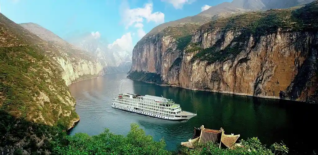 Yangtze River cruise ship passing by gorges