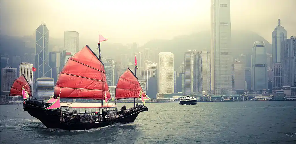 Junk cruise ship on Hong Kong Harbor 