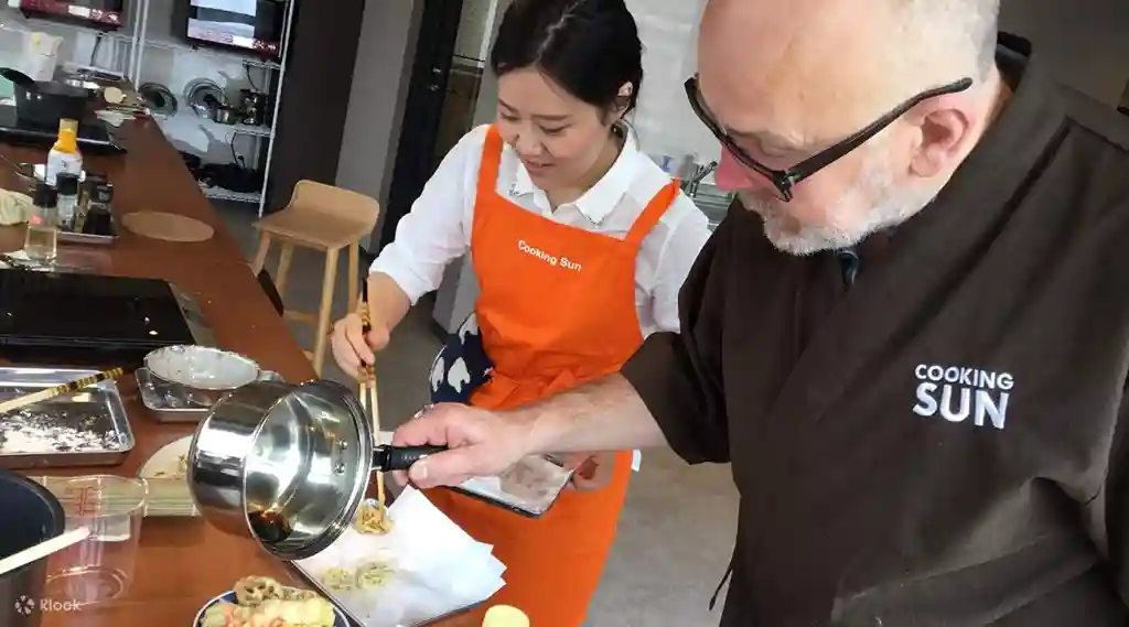 Kyoto cooking class student and teacher making tempura