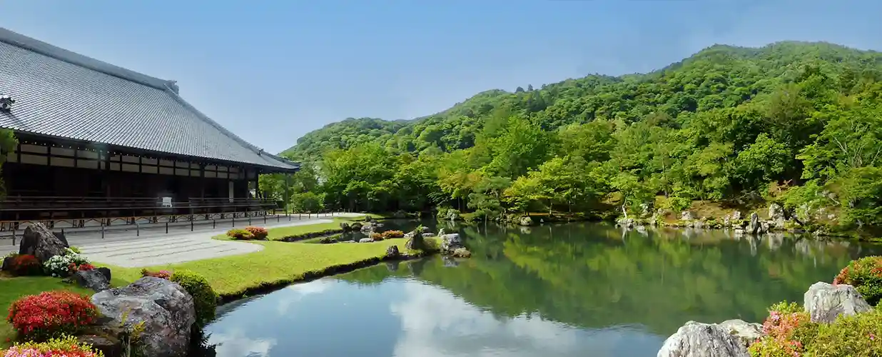 Tenryu-ji temple and pond