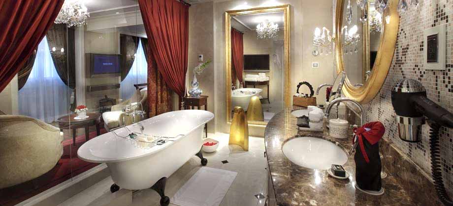 Metropole Hanoi Suite Bathroom