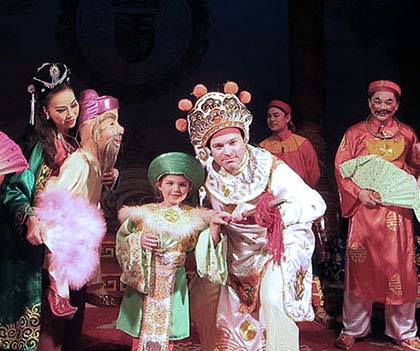 Private tour with the Hanoi traditional opera troupe