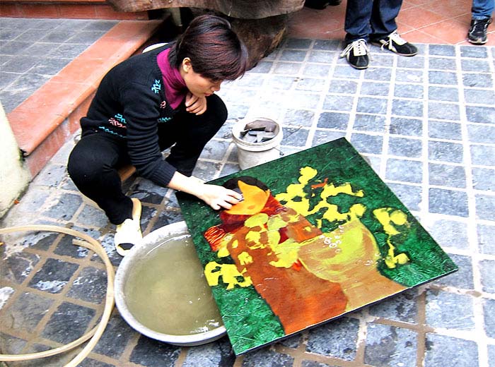 Hanoi artist Thuy Hanh working on lacquer artwork