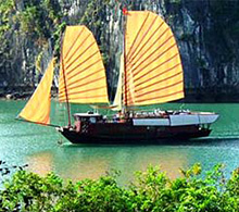 Boat tour on Halong Bay